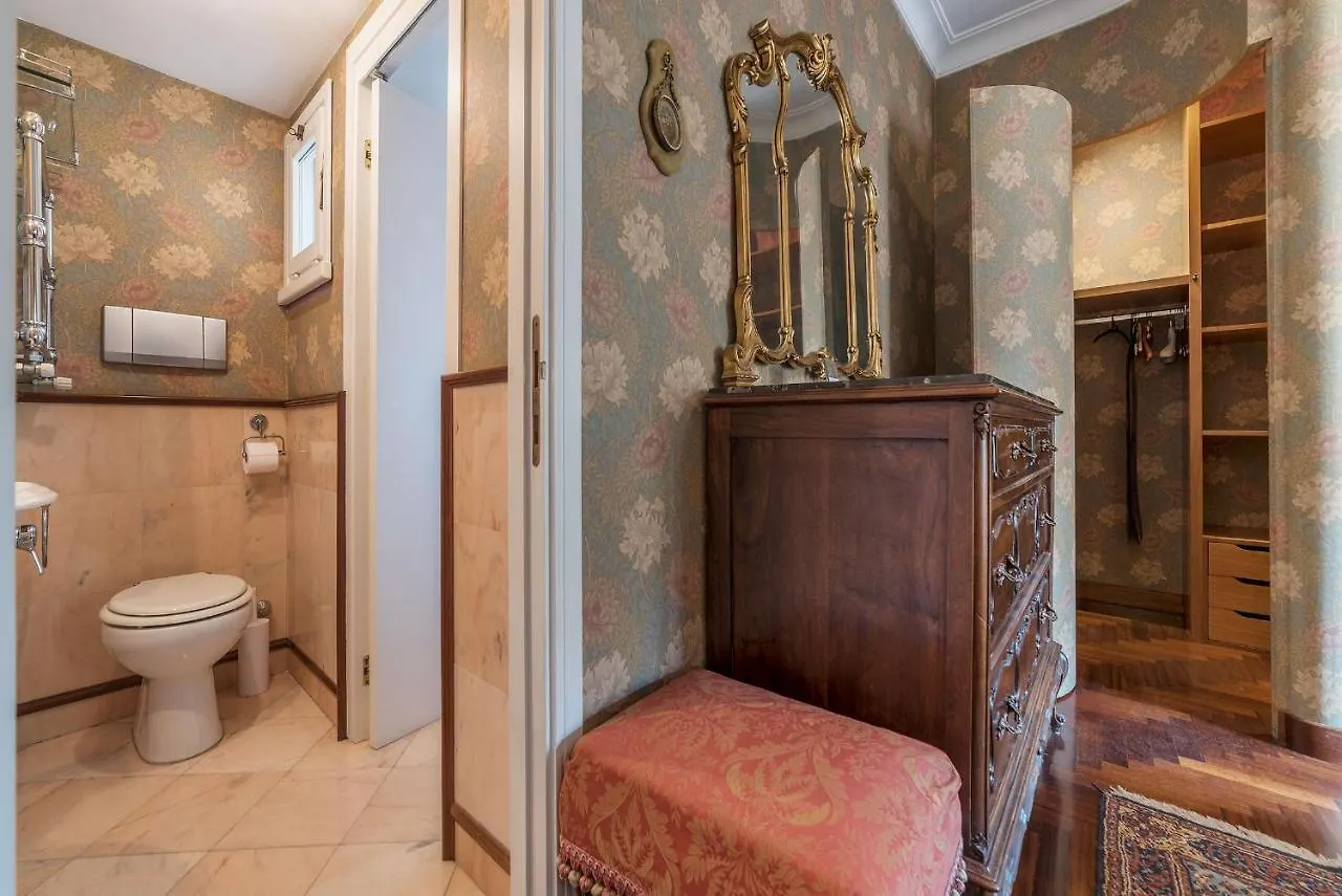 Quiet And Classic On Two Floors, By Trevi Fountain - Fromhometorome Italy