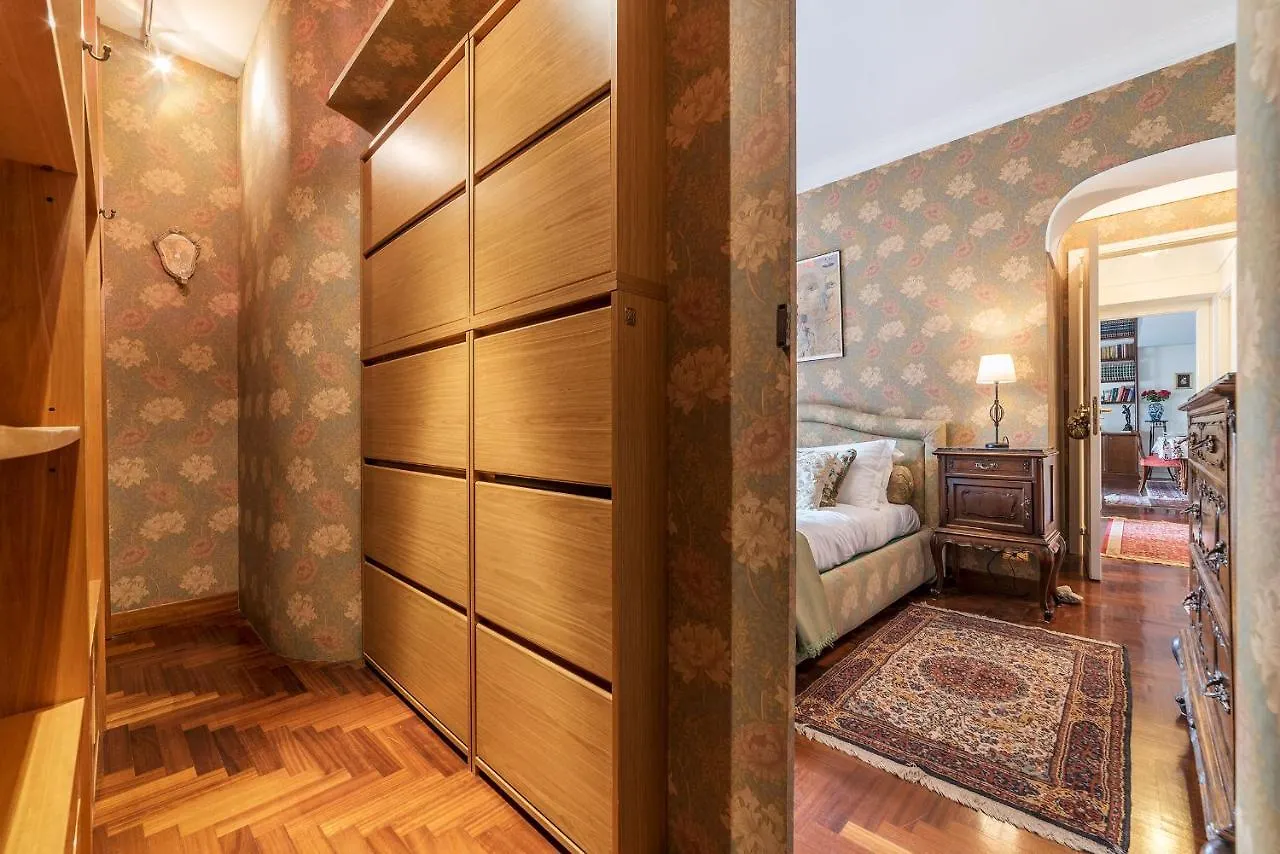 Apartment Quiet And Classic On Two Floors, By Trevi Fountain - Fromhometorome Italy