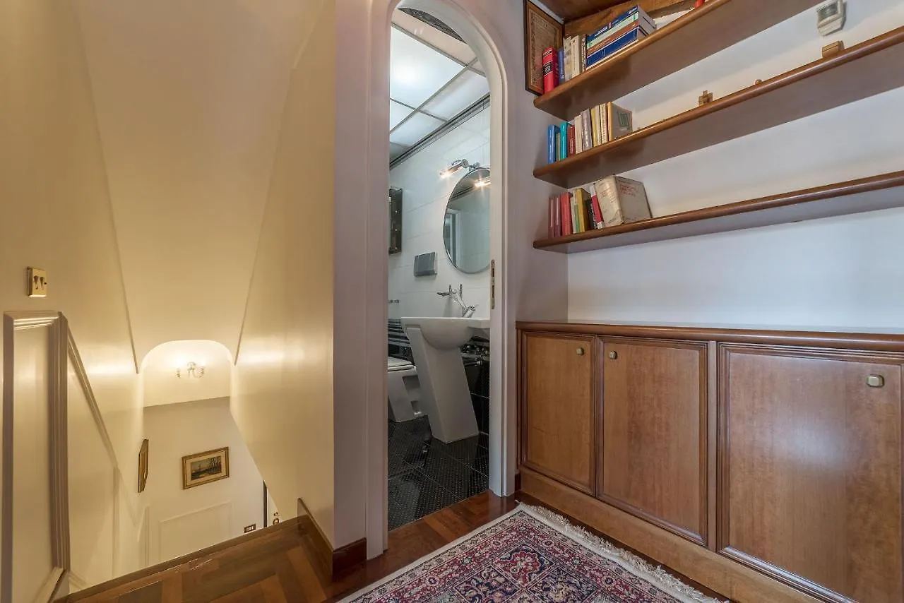 Apartment Quiet And Classic On Two Floors, By Trevi Fountain - Fromhometorome Italy