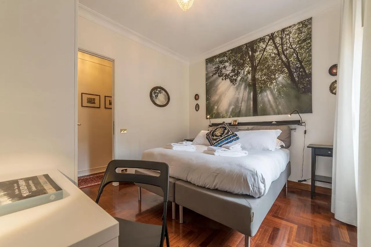 Quiet And Classic On Two Floors, By Trevi Fountain - Fromhometorome