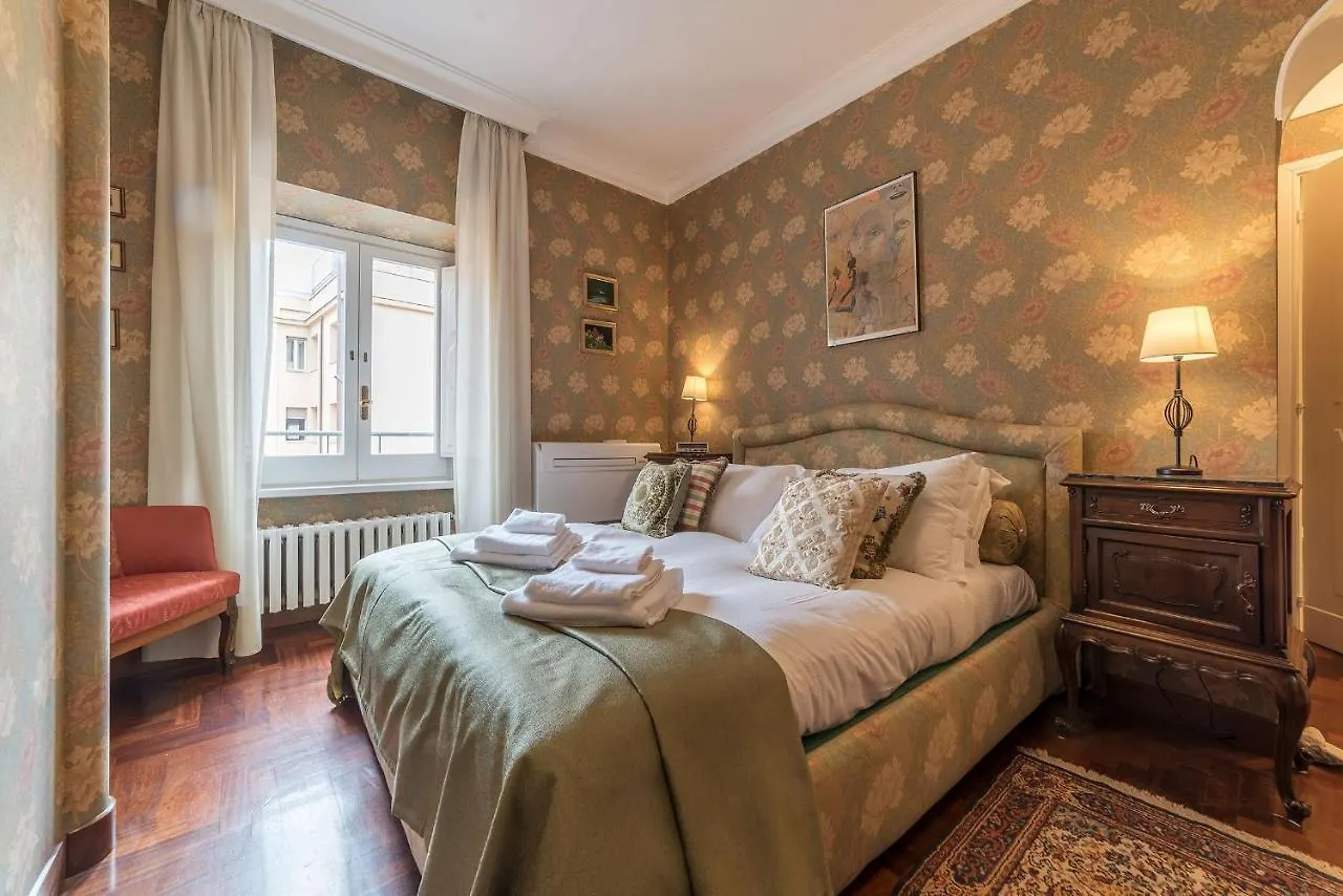 Quiet And Classic On Two Floors, By Trevi Fountain - FromhometoRom Rom