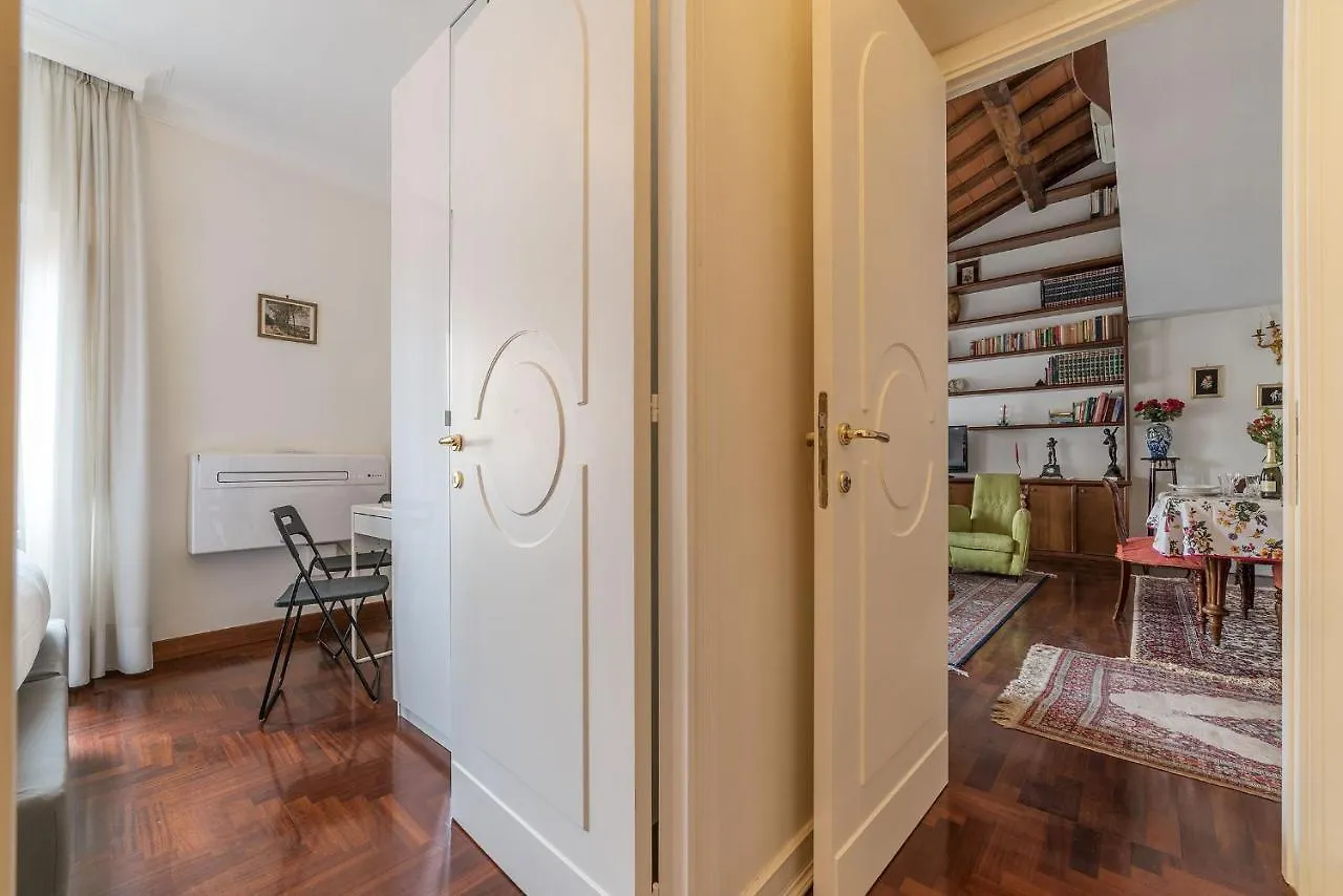 Quiet And Classic On Two Floors, By Trevi Fountain - FromhometoRom Lägenhet