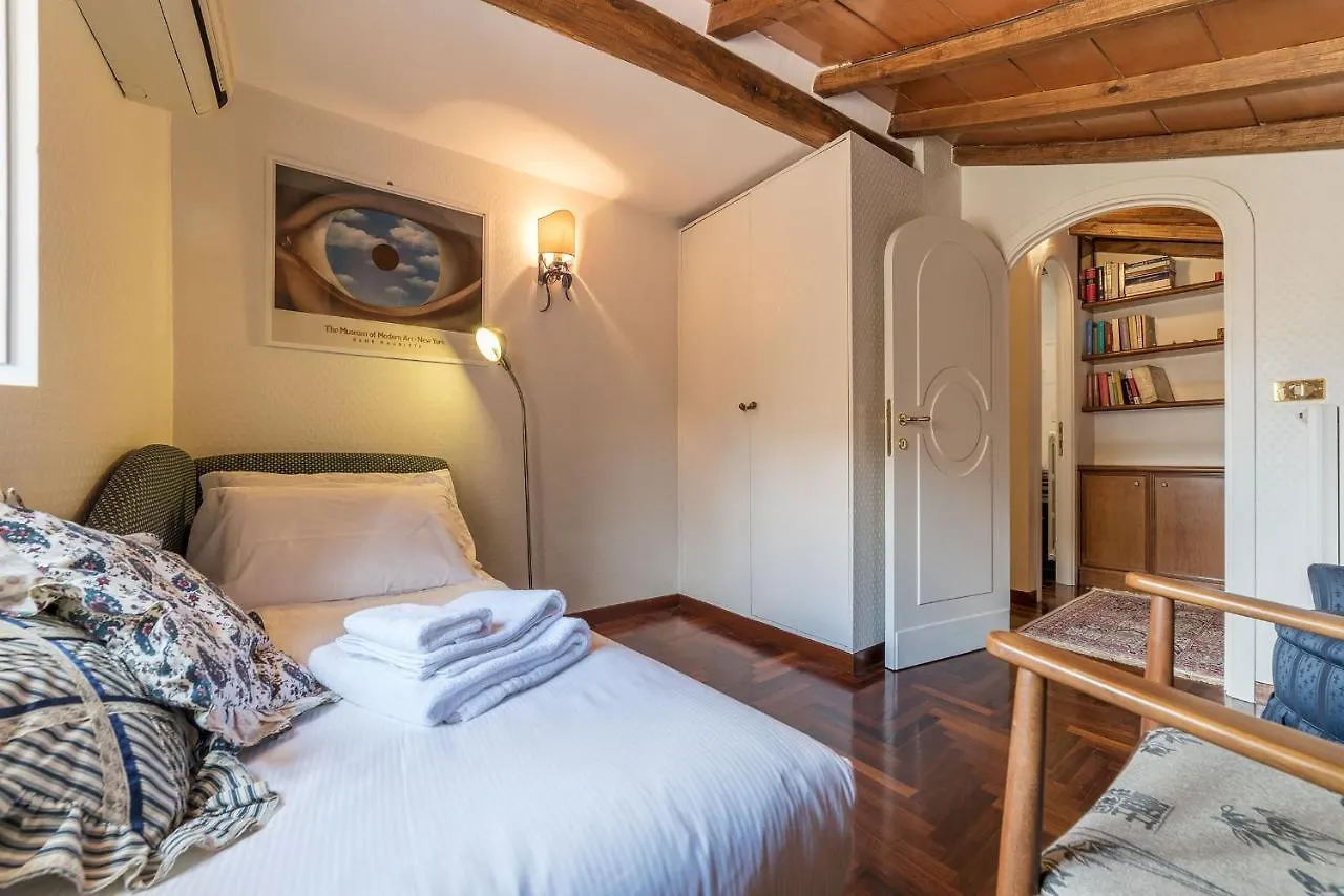 Quiet And Classic On Two Floors, By Trevi Fountain - FromhometoRom Italien