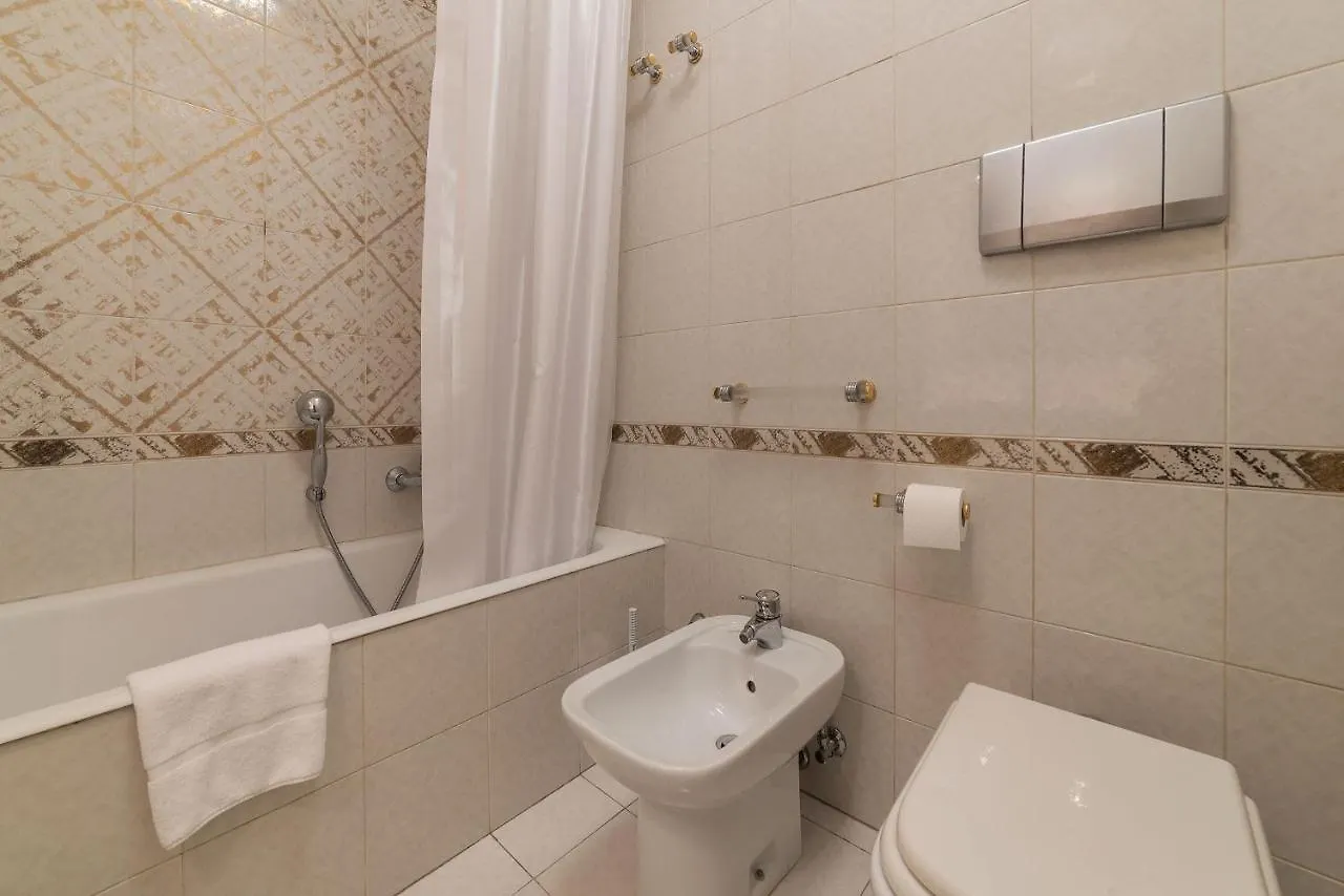 Quiet And Classic On Two Floors, By Trevi Fountain - FromhometoRom 0*, Rom