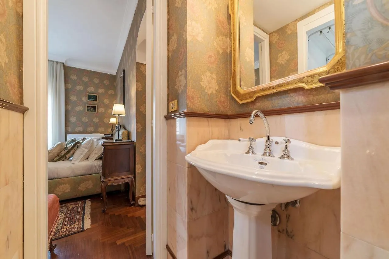 Quiet And Classic On Two Floors, By Trevi Fountain - FromhometoRom Lägenhet Rom
